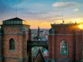 Zachód słońca nad Wrocławiem, widok na mostek pokutnic łączący wieże kościoła św. Elżbiety.
