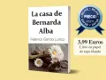 Libro "La casa de Bernarda Alba" de Federico García Lorca, con flores y llaves. Los personajes de esta obra maestra están listos para ser descubiertos.