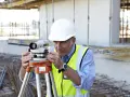 Czym zajmuje się geodeta? Kluczowe zadania i technologie w geodezji