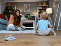 Mama woła dziecko po imieniu, a ono odwraca głowę, gotowe do zabawy.