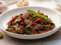 Aksamitne kawałki wołowiny w aromatycznym sosie z bazylią i chili. Pyszne wołowina po tajsku, gotowa do podania.