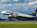 Samolot Ryanair startuje. Pamiętaj, że kara za niestawienie się na lot może być wysoka.