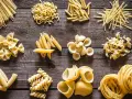 Varietà di pasta secca, pronte per essere condite con i tuoi sughi per pasta preferiti. Spaghetti, farfalle, penne e molto altro.