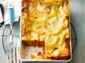Eine frisch gebackene, goldbraune Lasagne mit geschmolzenem Käse, die Lust auf diese perfekte Lasagne macht.