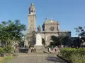 Manila Cathedral, symbol Filipiń religia. Ludzie spacerują przed monumentalną budowlą, podziwiając architekturę i atmosferę.