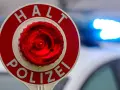 Haltesignal der Polizei mit Blaulicht. Wer bei Rot geblitzt wird, muss hier anhalten.