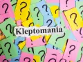 Kolorowe karteczki z pytajnikami i napis "Kleptomania". Jak rozmawiać z kleptomanem? To pytanie zadaje sobie wielu.