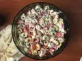 Kolorowa sałatka z tortellini, papryką i majonezem w szklanej misce.