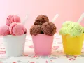 Trzy kubeczki z lodami: różowe, czekoladowe i pistacjowe. Który wybierasz: sorbet owocowy czy lody mleczne?