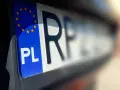 Zbliżenie na polską tablicę rejestracyjną z symbolem Unii Europejskiej. Litery "PL" i fragment numeru wskazują na rrs rejestracja.