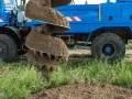 Niebieska wiertnica geotechniczna w akcji. Poznaj badanie geotechniczne gruntu cena i dowiedz się, jak uzyskać profesjonalne odwierty.