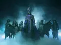 Le groupe de musique Ghost, avec son leader en tenue papale violette, entouré de musiciens aux costumes squelettiques et masqués, émerge d'une brume bleutée.