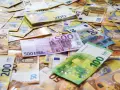 Stos banknotów euro: 500, 200, 100, 50 i 20. Taka kwota mogłaby pokryć zasilek chorobowy na długi czas.