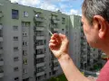Czy można palić na balkonie w hotelu? Zasady, które musisz znać