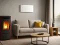 Stufa a pellet moderna con fiamme vive, accanto a un divano beige e un tavolino. Un'elegante soluzione per riscaldare casa, attenzione al monossido di carbonio.