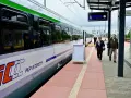 Pociąg Intercity PKP na peronie, ludzie czekają na podróż.