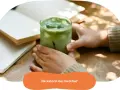 Zielony napój matcha z lodem w szklance, obok otwartej książki. Zastanawiasz się, ile kalorii ma matcha?