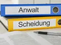 Ordner "Anwalt" und "Scheidung" liegen auf einem offenen Buch. Manchmal kann man sich ohne Anwalt scheiden lassen.