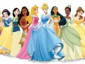 Wszystkie postacie z bajek księżniczki Disney'a stoją obok siebie, prezentując swoje piękne suknie.
