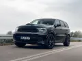 Czarny Dodge Durango SRT na drodze, z widocznym grillem i światłami LED.