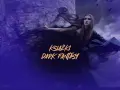 Mroczna postać w zwiewnej sukni, otoczona dymem, zaprasza do świata książek dark fantasy.