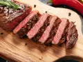 Saftig entrecote, perfekt stekt och skivad, med rosmarin och chilifrukter. Ett fantastiskt entrecote recept för alla köttälskare.