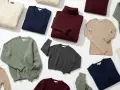 Una collezione di maglieria in varie tonalità: beige, blu, bordeaux, grigio e verde. Il maglione a trecce beige evoca un senso di calore e tradizione, mentre i modelli a collo alto e scollo a V offrono eleganza.