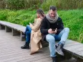 Para, siedząc tyłem do siebie na ławce, wpatruje się w telefony. Może szukają inspiracji, co napisać do dziewczyny, zamiast rozmawiać?