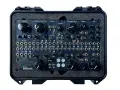Ein schwarzes, modular aufgebautes Musikinstrument mit vielen Knöpfen und Buchsen, bereit für kreative Klangerzeugung durch **modular synthesis**.