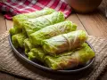Involtini di cavolo cappuccio pronti per essere cucinati. Un classico delle ricette della nonna, perfetti per un pranzo gustoso.