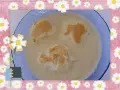 Norddeutsche Buttermilchsuppe mit Croutons, die wie ein lachendes Gesicht aussehen.
