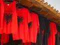 Czerwone i czarne koszulki z dwugłowym orłem, idealne pamiątki, by pokazać, co przywieźć z Albanii.