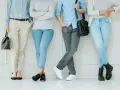 Cztery osoby w casualowych strojach, pokazujące, że dresscode co to może oznaczać różne rzeczy.