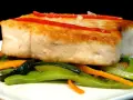 Bonito a la plancha con pimientos rojos y verduras salteadas, un plato delicioso y saludable.