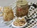 Berenjenas en vinagre de la abuela, un manjar casero con ajo y especias.