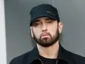 Eminem w czapce Kangol, z brodą, wygląda jakby świętował swoje urodziny.