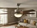 Ventilador de techo con luz, ideal para el invierno y verano, creando un ambiente acogedor en el salón.