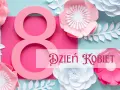 Różowa ósemka i kwiaty z papieru tworzą dekorację na Dzień Kobiet.