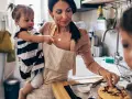 Mutter mit Kleinkind in der Küche, die gemeinsam backen. Tolle Ideen für Rezepte Kleinkinder.