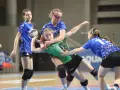 Zawzięta walka na boisku. Zawodniczka KS Victoria w zielonej koszulce walczy o piłkę z przeciwniczkami.