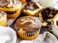 Saftige Marmor Muffins, perfekt für ein Marmor Muffins Rezept. Ein köstlicher Genuss mit Swirls aus Schokolade und Vanille.