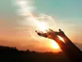 Hände strecken sich im Sonnenuntergang dem Licht entgegen, ein Symbol für Glauben und Hoffnung, wie in Markus 9,23.