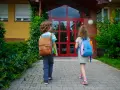 Dwoje dzieci z plecakami idzie do szkoły. Zastanawiasz się, ile razy można powtarzać klasę w liceum?