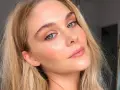 Delikatny makijaż typu "makeup no makeup" podkreśla naturalne piękno kobiety z zielonymi oczami i blond włosami.