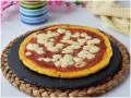 Pizza di patate con pomodoro e mozzarella filante, un piatto gustoso e originale.