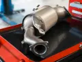 Nowy katalizator do Volkswagena, rozwiązanie problemu z kodem błędu DTC P2002.