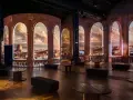 Une projection immersive d'une ville italienne, évoquant la splendeur de la renaissance italienne, avec des arches et un ciel dramatique.