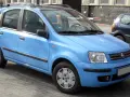 Una Fiat Panda blu parcheggiata su un selciato. Il suo peso è ideale per la città.