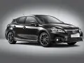 Czarny Lexus CT 200h z przodu, na szarym tle.