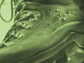 Krople wody na zaimpregnowanych butach trekkingowych. Dowiedz się, jak impregnować buty domowym sposobem.